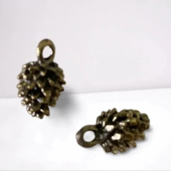 Antique Finish Acorn Pendant Brass plated - set of two pendants - Picture 1 of 2